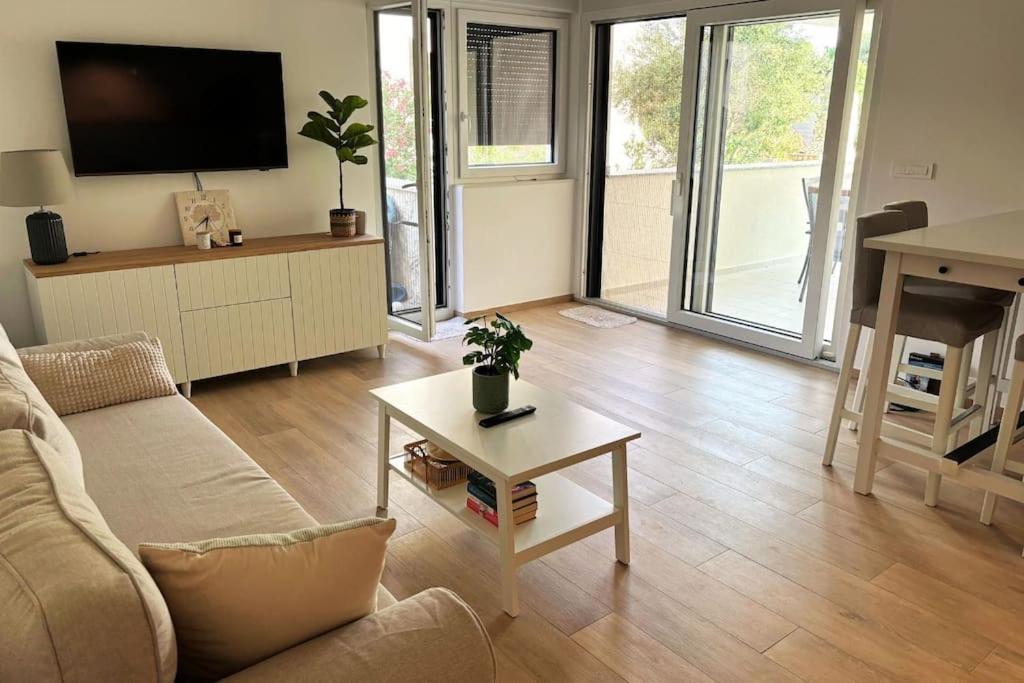 Maris - 1 Min To & Sea View Apartment Povljana